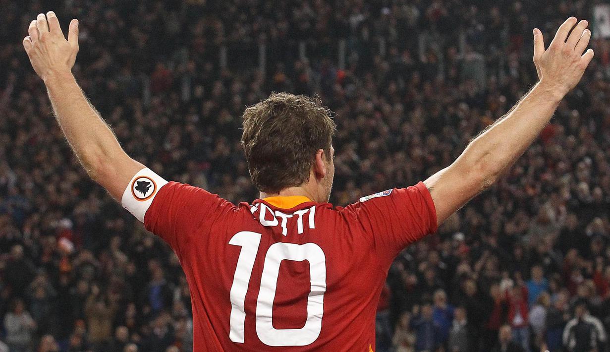 Kapten AS Roma, Francesco Totti, merayakan kemenangan atas Udinese pada laga Serie A di Stadion Olimpico, Roma, Rabu (11/4/2012). (EPA/Alessandro Di Meo)