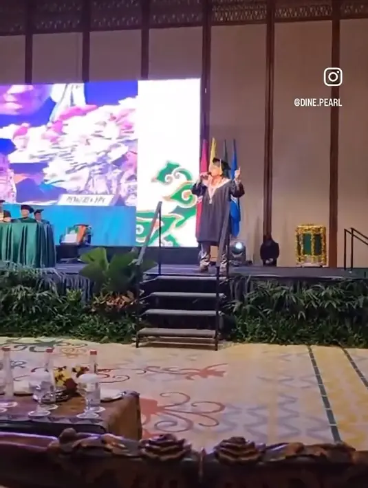 "Ternyataaa jalan Makin depan cuman lewatin doang, bablas Ampe panggung …nyanyi doooong ! kagetttt akutuuuuu," sambung Dine Mutiara. [Instagram/dine.pearl]