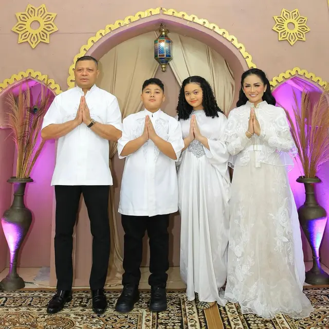 Krisdayanti dan keluarga. (Foto: Dok. Instagram @krisdayantilemos)