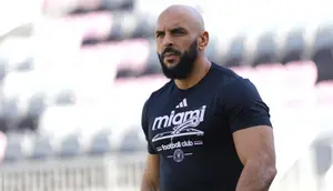 Yassine Cheuko,&nbsp;bodyguard&nbsp;Lionel Messi #10 dari Inter Miami CF, tiba sebelum pertandingan MLS antara Inter Miami CF dan FC Dallas di Chase Stadium pada 27 April 2025 di Fort Lauderdale, Florida. (Rich Storry/Getty Images via AFP)