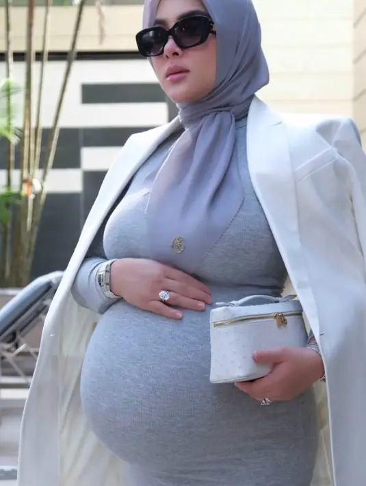 Kali ini, istri Reino Barack itu menenteng tas Loro Piana seri Extra Pocket L27 Ostrich Leather warna whisper white yang harganya berkisar Rp99 jutaan. [@princessyahrini].