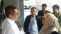 Mantan Menteri Kesehatan, Siti Fadilah Supari mengobrol dengan mantan Ketua Umum Partai Demokrat, Anas Urbaningrum. (Merdeka.com/Yunita Amalia)