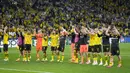 Selebrasi para pemain Borussia Dortmund di hadapan para pendukung merayakan kemenangan 1-0 atas PSG pada laga leg pertama semifinal Liga Champions 2023/2024 di Signal Iduna Park Stadium, Dortmund, Rabu (1/5/2024). (AP Photo/Martin Meissner)