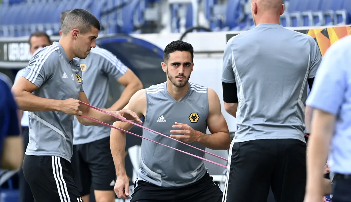 Pemain Wolverhampton Wanderers, Conor Coady (kiri) dan Leonardo Campana (tengah) saat mengikuti sesi latihan di Duisburg, Jerman, Senin (10/8/2020). Wolverhampton Wanderers akan melawan Sevillla di perempat final Liga Europa. (AP Photo/Ina Fassbender)