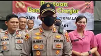 Kapolres Tasikmalaya, AKBP S. Hery Haryanto,  bersama jajaran memberikan penjelasan kepada wartawan dalam pengiriman bantuan tahap kedua ke daerah gempa Cianjur, di Mapolres Tasikmalaya, Kamis (24/11/2022). (Liputan6.com/Jayadi Supriadin)