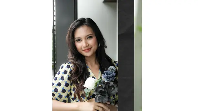 Gaya Indah Permatasari Pakai Baju Thrift 35 Ribu