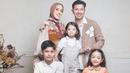 Diketahui keluarga Fairuz A Rafiq dan Sonny Septian jalani pemotretan dengan dua tema. Tema pertama mengenakan busana serba putih dipadukan dengan bawahan denim, sementara tema kedua mengenakan busana dengan nuansa orang, cokelat dan abu-abu. Sama-sama pancarkan pesona, ketiga anak Fairuz A rafiq dan Sonny Septian ini sudah menjadi idola banyak orang sejak belia. (Liputan6.com/IG/@dierabachir_photography)