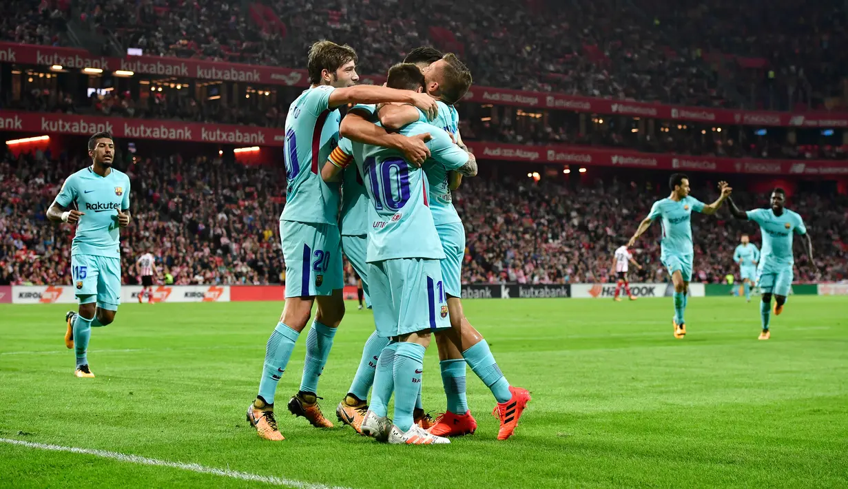 Pemain Barcelona, Lionel Messi dan rekan setimnya merayakan gol ke gawang Athletic Bilbao pada pekan ke-10 Liga Spanyol di San Mames, Minggu (29/10) dini hari. Satu gol dari Messi dan Paulinho membawa Blaugrana menang 2-0. (AP/Alvaro Barrientos)