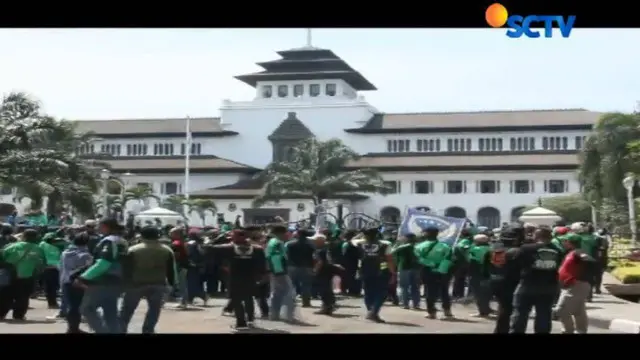 Ratusan pengemudi angkutan daring yang tergabung dalam Himpunan Driver Online Bandung Raya mendatangi Kompleks Gedung Sate.