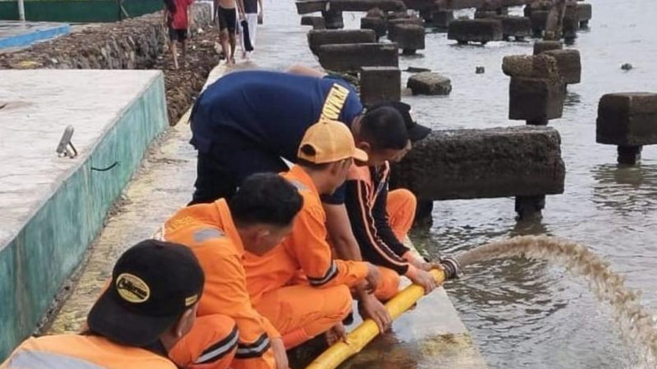 Petugas Tangani Cepat Banjir Rob Pulau Untung Jawa, Warga Diimbau Tetap Waspada