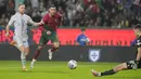 Pemain Portugal, Cristiano Ronaldo, berusaha mencetak gol ke gawang Islandia pada Kualifikasi Euro 2024 di Stadion Alvalade, Senin (20/11/2023). (AP Photo/Armando Franca)