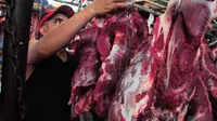 Karena banyaknya permintaan, biasanya harga-harga menjelang Ramadan akan naik termasuk daging sapi, Pasar Senen, Jakarta, Rabu (25/6/2014) (Liputan6.com/Faizal Fanani)