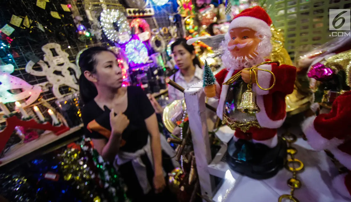 Berbagai pernak-pernik hiasan natal di kawasan Pasar Asemka, Jakarta Barat, Selasa (12/12). Menjelang hari raya Natal 25 Desember, umat Kristiani mulai berburu pernak-pernik untuk menghiasi rumah dan pohon Natal. (Liputan6.com/Faizal Fanani)