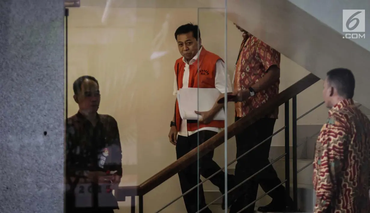 Tersangka Kasus Korupsi e-KTP Setya Novanto usai menjalani pemeriksaan di gedung KPK, Jakarta, Jumat (22/12). Setnov diperiksa sebagai saksi untuk tersangka Direktur Utama PT Quadra Solution Anang Sugiana Sudiharjo (ASS). (Liputan6.com/Faizal Fanani)