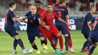 Penyerang Timnas Indonesia, Alberto Goncalves (tengah) mencoba lolos dari kawalan pemain Thailand, Manuel Tom Bihr pada laga Grup G Penyisihan Kualifikasi Piala Dunia 2022 zona Asia di Stadion Utama GBK, Jakarta, Selasa (10/9/2019). Indonesia kalah 0-3. (Liputan6.com/Helmi Fithriansyah)
