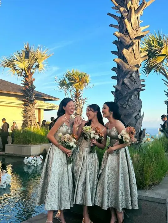 Begitupun Yuki Kato yang memadukan dress bridesmaid-nya dengan kalung mutiara. [Foto: IG/yukikt].