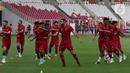 Pemain Timnas Indonesia melakukan pemanasan sesaat sebelum menggelar latihan jelang laga perdana Piala AFF 2022 di Stadion Utama Gelora Bung Karno, Jakarta, Selasa (20/12/2022). Sebanyak 23 pemain timnas Indonesia disiapkan pelatih Shin Tae-yong untuk menghadapi laga di turnamen Piala AFF 2022 yang sebelumnya menggelar pemusatan latihan di Bali selama tiga pekan. (Liputan6.com/Helmi Fithriansyah)