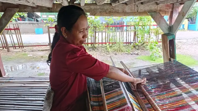 Wa Heni (37), wanita penenun kain sarung khas Buton.(Liputan6.com/Ahmad Akbar Fua)