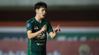 Ekspresi kecewa pemain Persebaya Surabaya, Taisei Marukawa saat melawan Persela Lamongan dalam laga pekan ke-8 BRI Liga 1 2021/2022 di Stadion Maguwoharjo, Sleman, Kamis (21/10/2021). (Bola.com/Bagaskara Lazuardi)