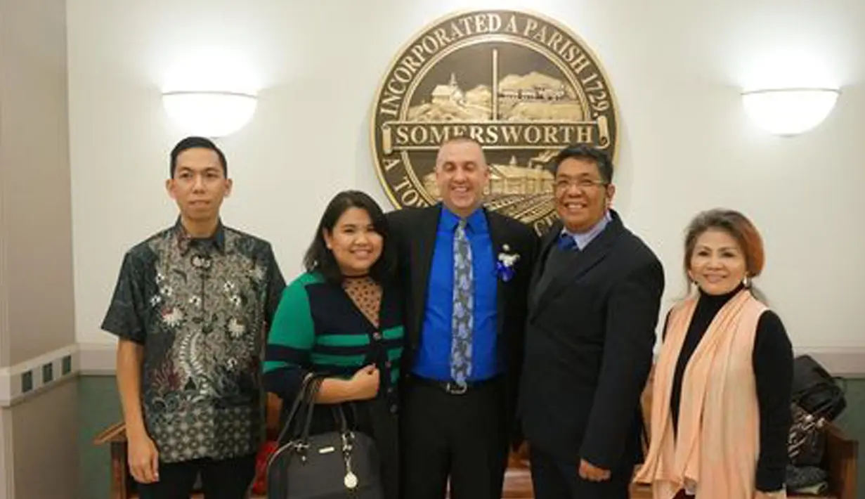 Wali Kota Somersworth, Dana S Hilliard (tengah) berpose dengan Konsul Pensosbud KJRI New York, Benny YP Siahaan (kedua kanan), New York, AS, Kamis (7/1/2016). Dana S Hilliard membaca ikrar setia wali kota dalam bahasa Indonesia. (www.updetails.com)