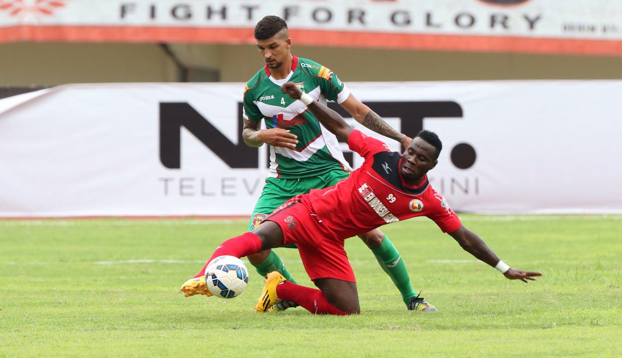 Pemain Mitra Kukar, Arthur Cuna (kiri), berebut bola dengan pemain Semen Padang, James Koko Lomel, pada lanjutan Grup D Piala Jenderal Sudirman 2015 di Stadion Manahan, Solo, Selasa (15/12/2015). (Bola.com/Nicklas Hanoatubun)