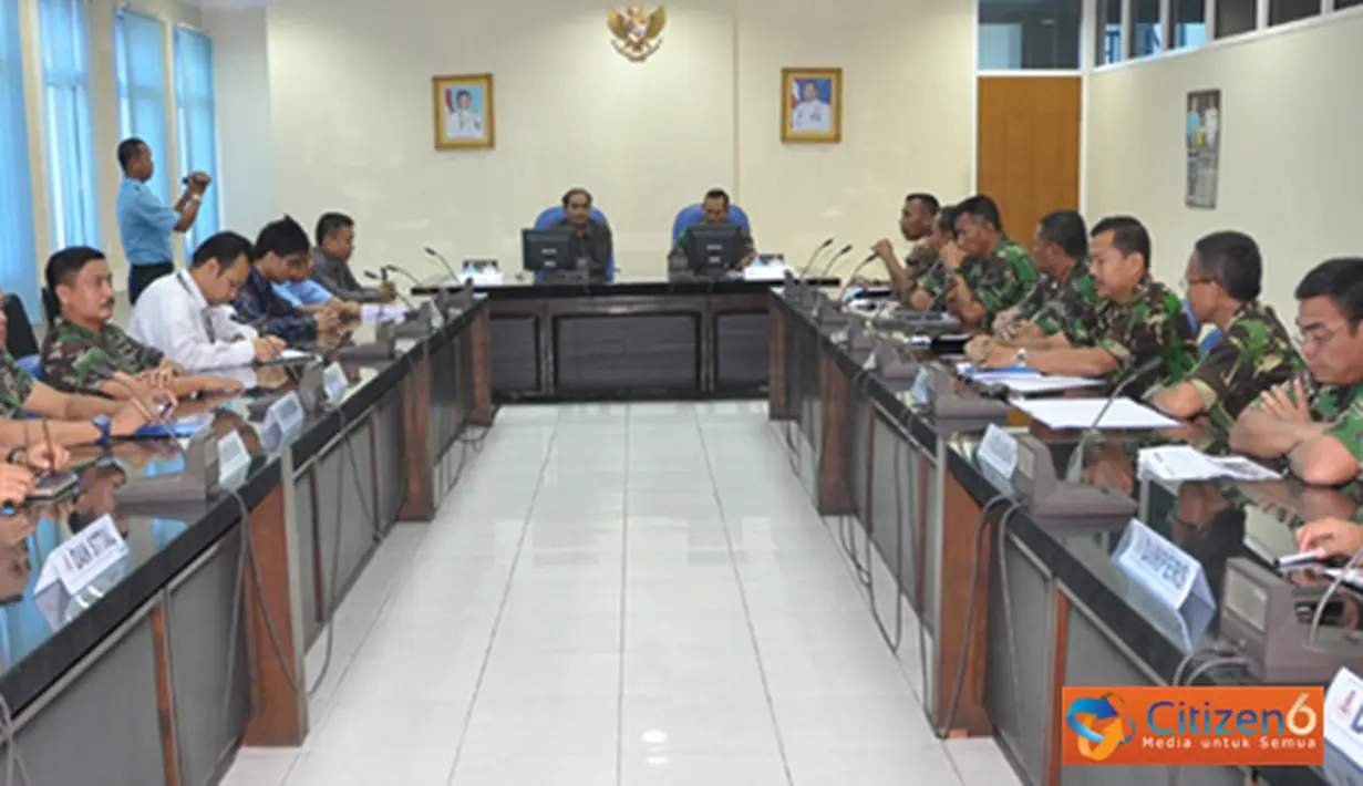 Citizen6, Surabaya: Penyerahan dokumen Wasrik yang digelar di Ruang Rapat Utama Ki hadjar Dewantara Mako Kobangdika dihadiri oleh para Komadan Kodik dan Pusdik dijajaran Kobangdikal. (Pengirim: Penkobangdikal).