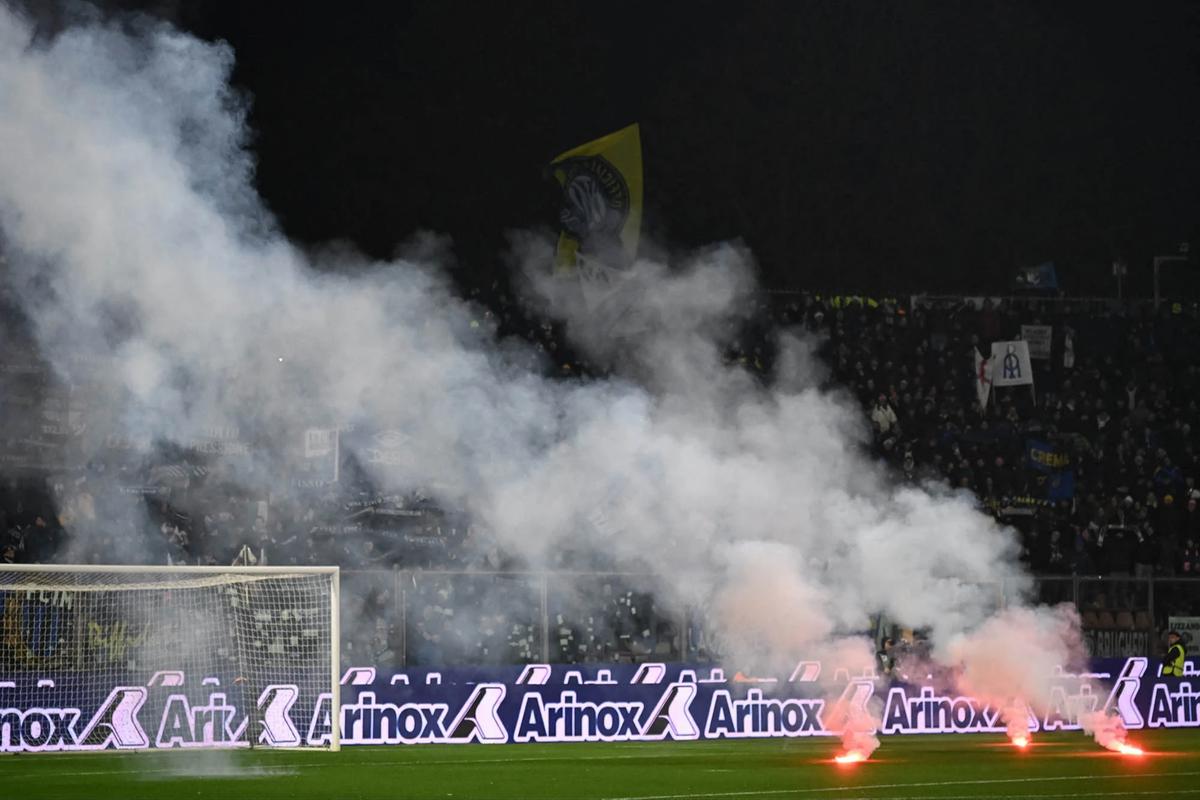 FOTO: Kiper Timnas Indonesia Emil Audero Jadi Korban Insiden Flare di Laga Cremonese Kontra Inter Milan