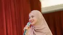 Pesona super manis dari Syifa Hadju saat mengenakan pakaian tertutup. Ia memilih gamis dan hijab panjang serba cokelat. [Foto: Instagram/syifahadju]