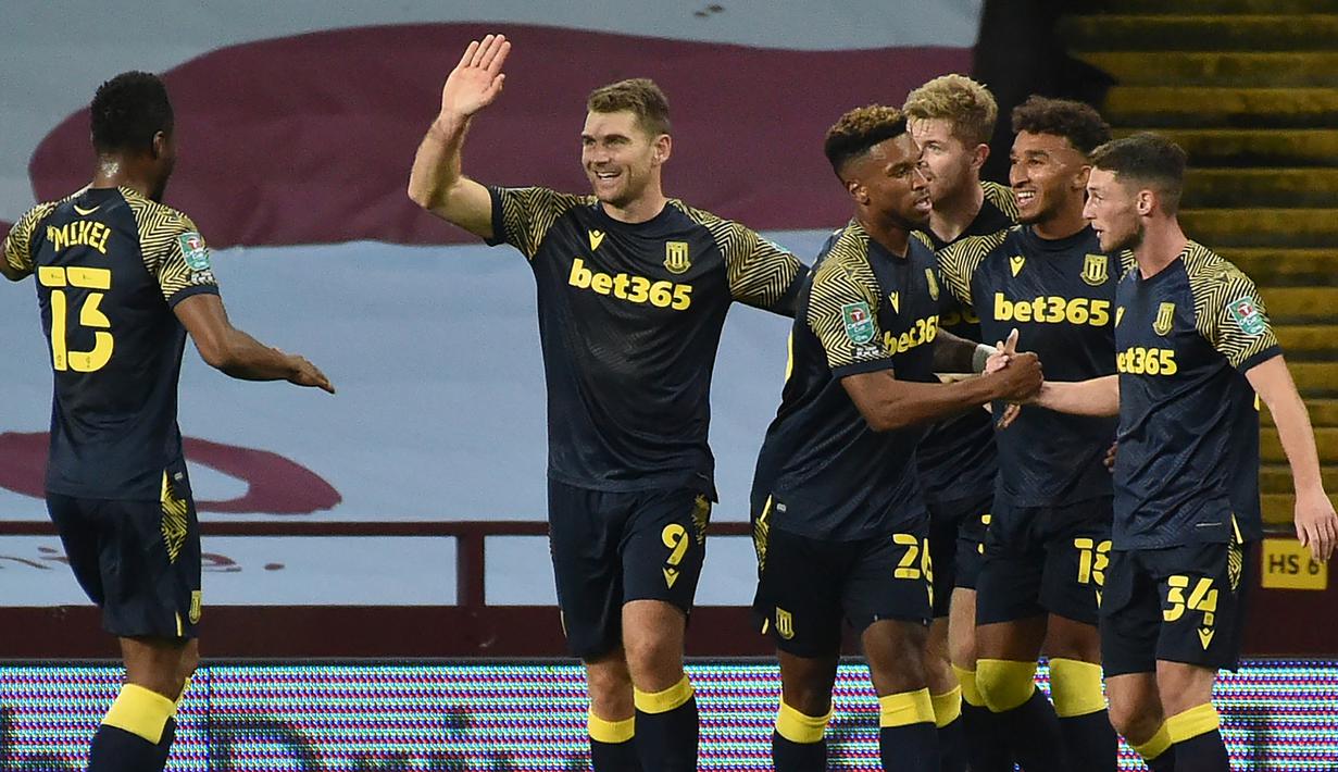 Pemain Stoke City merayakan gol yang dicetak Sam Vokes ke gawang Aston Villa pada laga Piala Liga Inggris di Stoke City, Jumat (2/10/2020) dini hari WIB. Aston Villa kalah 0-1 atas Stoke City. (AFP/Rui Vieira/pool)