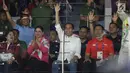 Presiden RI, Joko Widodo (baju putih) melambaikan tangan saat menyaksikan laga final bulutangkis beregu putra Asian Games 2018 antara Indonesia melawan China di Istora Kompleks GBK, Jakarta, Rabu (22/8). (Liputan6.com/Helmi Fithriansyah)