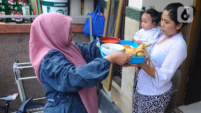 Jelang lebaran warga saling membantu di Bali