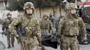 Dua pengawal Kedutaan Besar Spanyol dan tujuh lainnya luka-luka setelah sekelompok tentara militan dari kelompok Taliban meledakkan sebuah bom bunuh diri di Kedutaan Besar Spanyol di Kabul, Afganistan, Jumat (11/12/2015). (REUTERS/Mohammad Ismail)