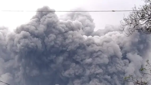 Gunung Semeru Luncurkan Awan Panas