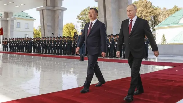 Presiden Rusia Vladimir Putin dan Presiden Kyrgyzstan Sadyr Japarov di Bishkek pada Kamis (13/10/2023). (Dok. Sergei Karpukhin, Sputnik, Kremlin Poll Photo via AP)
