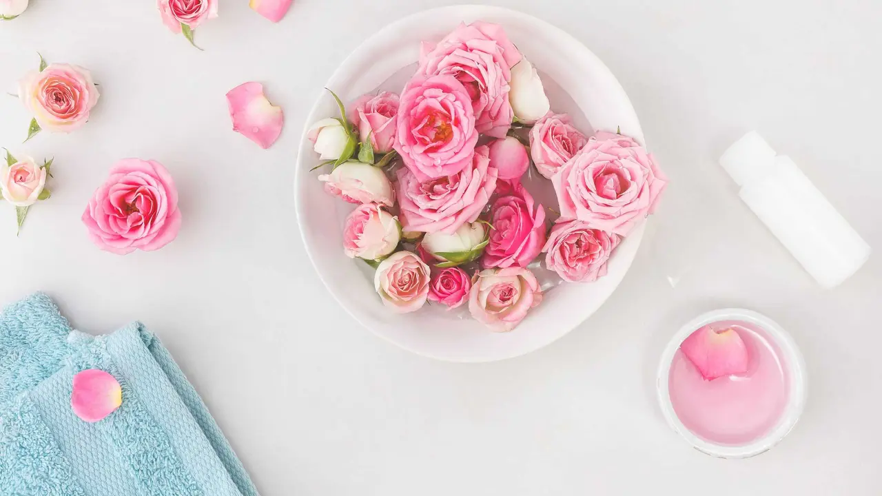 Pilihkan Wajah yang Menghitam Akibat Paparan Matahari dengan Rose Water