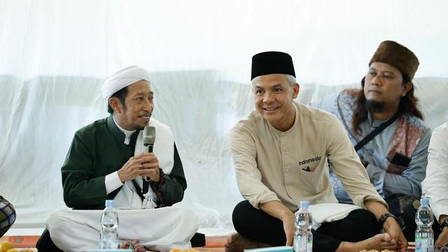 Saat mengunjungi Pondok Pesantren (Ponpes) Gedongan Cirebon, Jawa Barat, Bakal Calon Presiden (Bacapres) Ganjar Pranowo diberikan sorban putih, tongkat kayu hingga tasbih dari Pengasuh Ponpes Gedongan, KH Abdul Hayyi Imam (Istimewa)