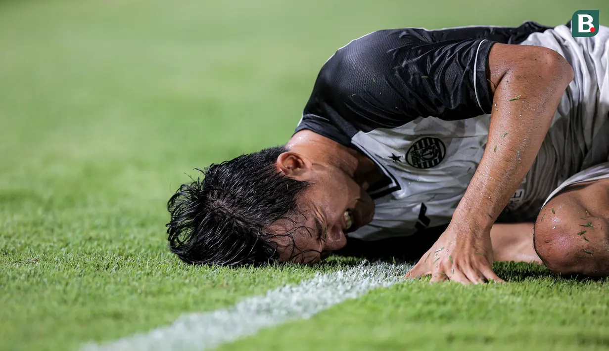 <p>Pemain Persija Jakarta, Firza Andika meringis kesakitan saat menghadapi Persis Solo pada laga perebutan peringkat ketiga Piala Presiden 2024 di Stadion Manahan, Solo, Sabtu (3/8/2024). (Bola.com/Bagaskara Lazuardi)</p>