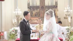 Olga Lidya resmi menikah dengan Raphael Aris Utama tahun 2017. Bintang film Negeri 5 Menara ini juga memilih Gereja Katedral untuk melangsungkan pernikahannya 5 tahun silam. Punya sejarah panjang yang menakjubkan, tak heran jika banyak Umat Kristiani yag berkeinginan untuk mengucap janji suci di gereja yang sempat runtuh tahun 1890 itu. (Liputan6.com/IG/@olgaly_dia)