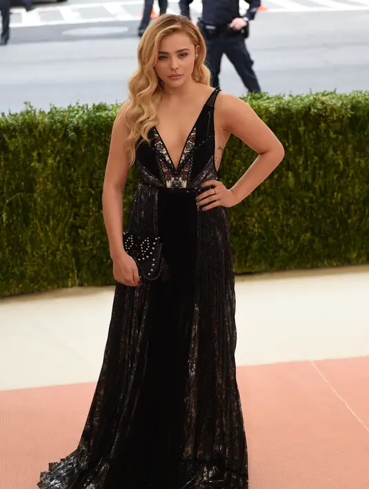 Tak hanya itu, menurut Chloe Moretz hal terbaik untuk membentuk tubuh ideal dan seksi secara instan yakni melakukan implan bokong dan payudara. (AFP/Bintangt.com)