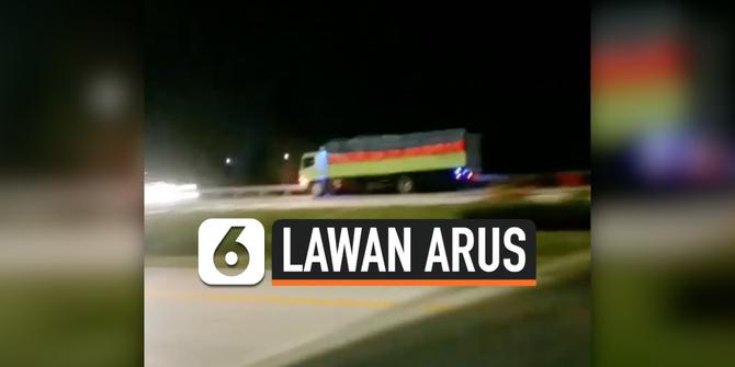 VIDEO: Truk Nekat Lawan Arus di Jalan Tol