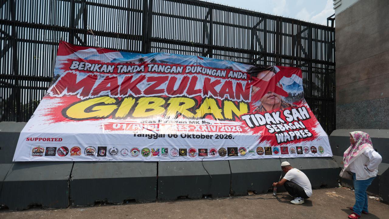 Spanduk Raksasa Terbentang dalam Aksi Tuntut Pemakzulan Gibran