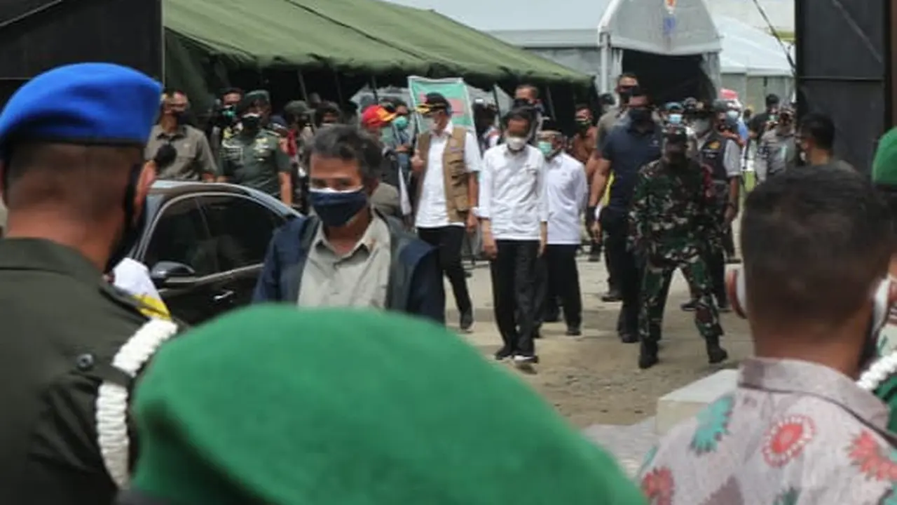 Rombongan Presiden Joko Widodo saat berkunjung di lokasi pengungsian penyintas gempa Mamuju, Selasa (19/01/2021). (Foto: Heri Susanto/ Liputan6.com).