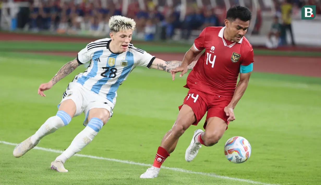 <p>Duel antara pemain sayap Timnas Argentina, Alejandro Garnacho, berduel dengan kapten Timnas Indonesia, Asnawi Mangkualam, dalam laga FIFA Matchday di Stadion Utama Gelora Bung Karno (SUGBK) Senayan, Jakarta, Senin (19/6/2023). (Bola.com/Abdul Aziz)</p>