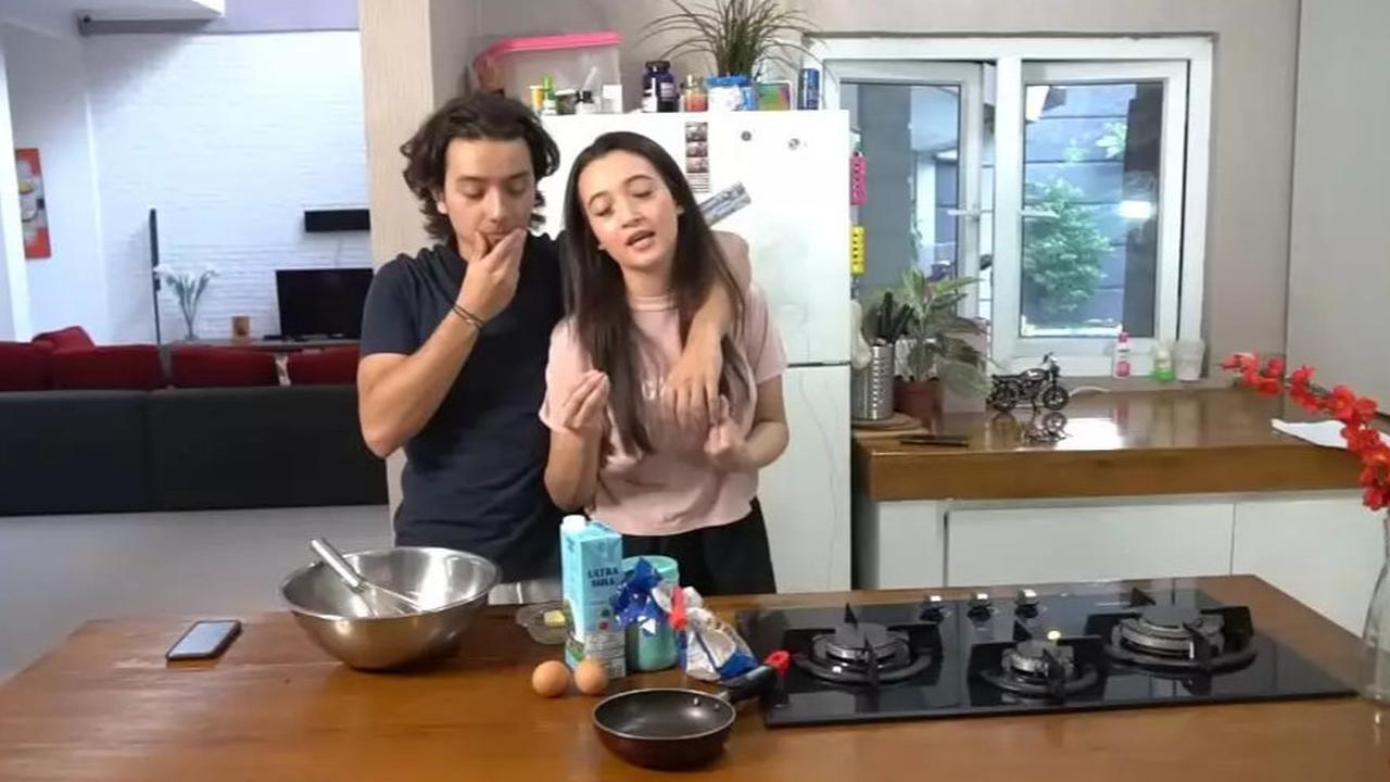 5 Potret Dapur Mungil Bryan Domani, Homey Bernuansa Putih & Kayu - Mawar de Jongh Pernah Diajak Masak di Sana