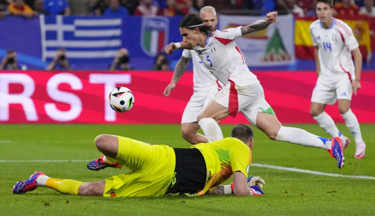 Bek Timnas Italia, Riccardo Calafiori menjadi pemain kelima yang mencetak gol bunuh diri di ajang Euro 2024. Pada matchday kedua Grup B saat Italia menghadapi Spanyol (20/6/2024), gol bunuh dirinya menjadi satu-satunya gol yang tercipta hingga Italia kalah 0-1. Pantulan bola hasil umpan Nico Williams yang gagal dipotong kiper Gianluigi Donnarumma pada menit ke-55 mengenai lutut kirinya dan meluncur mulus ke dalam gawang. (AP Photo/Manu Fernandez)