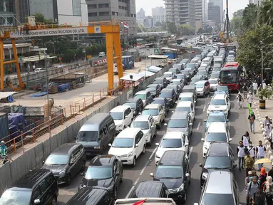 Kendaraan terjebak kemacetan di kawasan Bundaran HI, Jakarta, Rabu (6/9). Kemacetan parah terjadi akibat ribuan massa aksi yang menutup jalan saat unjuk rasa terkait solidaritas Rohingya di kantor Kedubes Myanmar. (Liputan6.com/Immanuel Antonius)