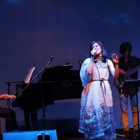 Ify Alysa sajikan komposisi manis dalam junior recital, Rainy Days. (Nizar Zulmi/Fimela.com)