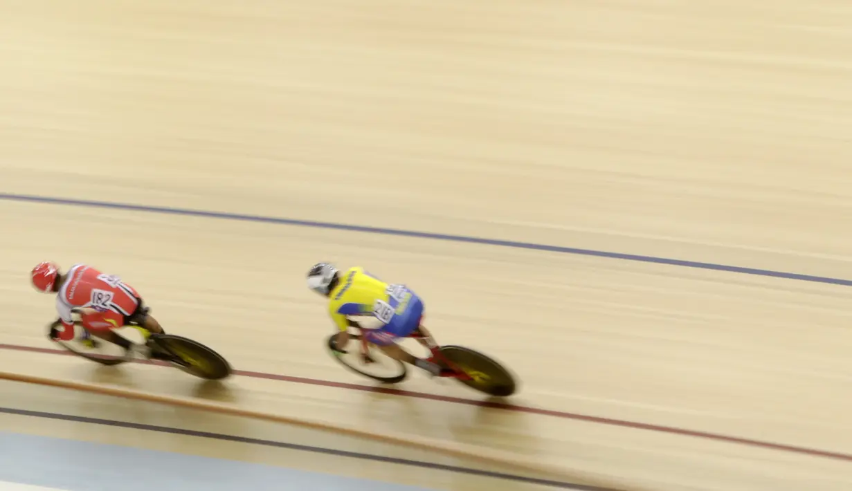 Para pesepeda memacu kecepatan pada nomor Men Junior Keirin saat Asian Track Championship 2019 di Jakarta International Veledrome, Jakarta, Kamis (10/1). Kejuaran balap sepeda ini akan berlangsung hingga Minggu (13/1). (Bola.com/Yoppy Renato)
