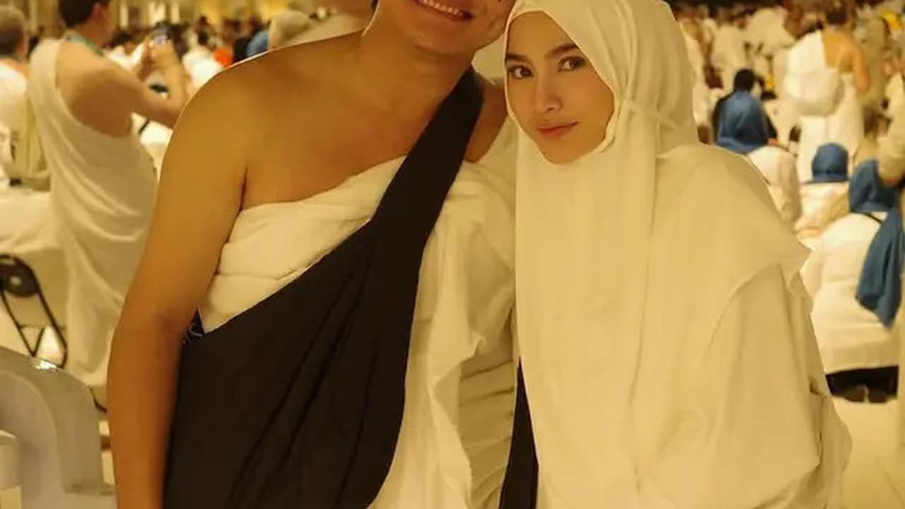 Tampilan Empat Pasutri Selebritis Berfoto Depan Ka'bah dengan Pakaian Serba Putih saat Umrah, Aaliyah Massaid hingga Yura Yunira