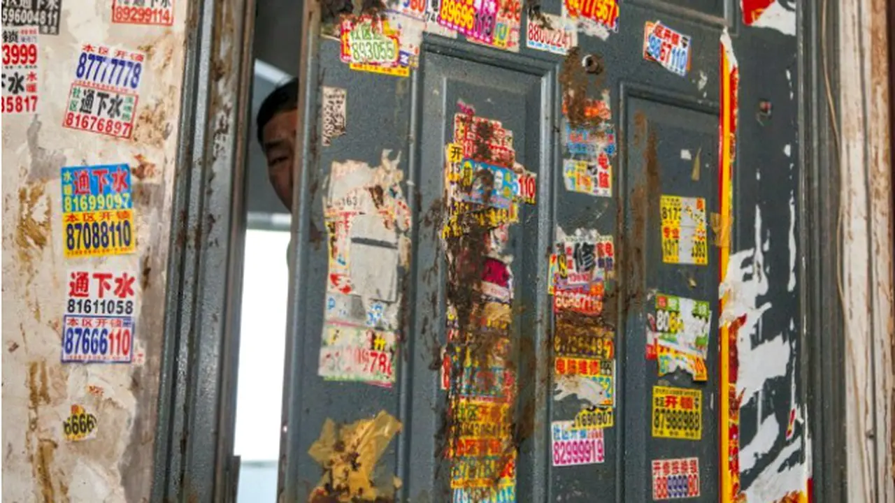 Pintu Rumah Pria Ini Dilumuri Tinja